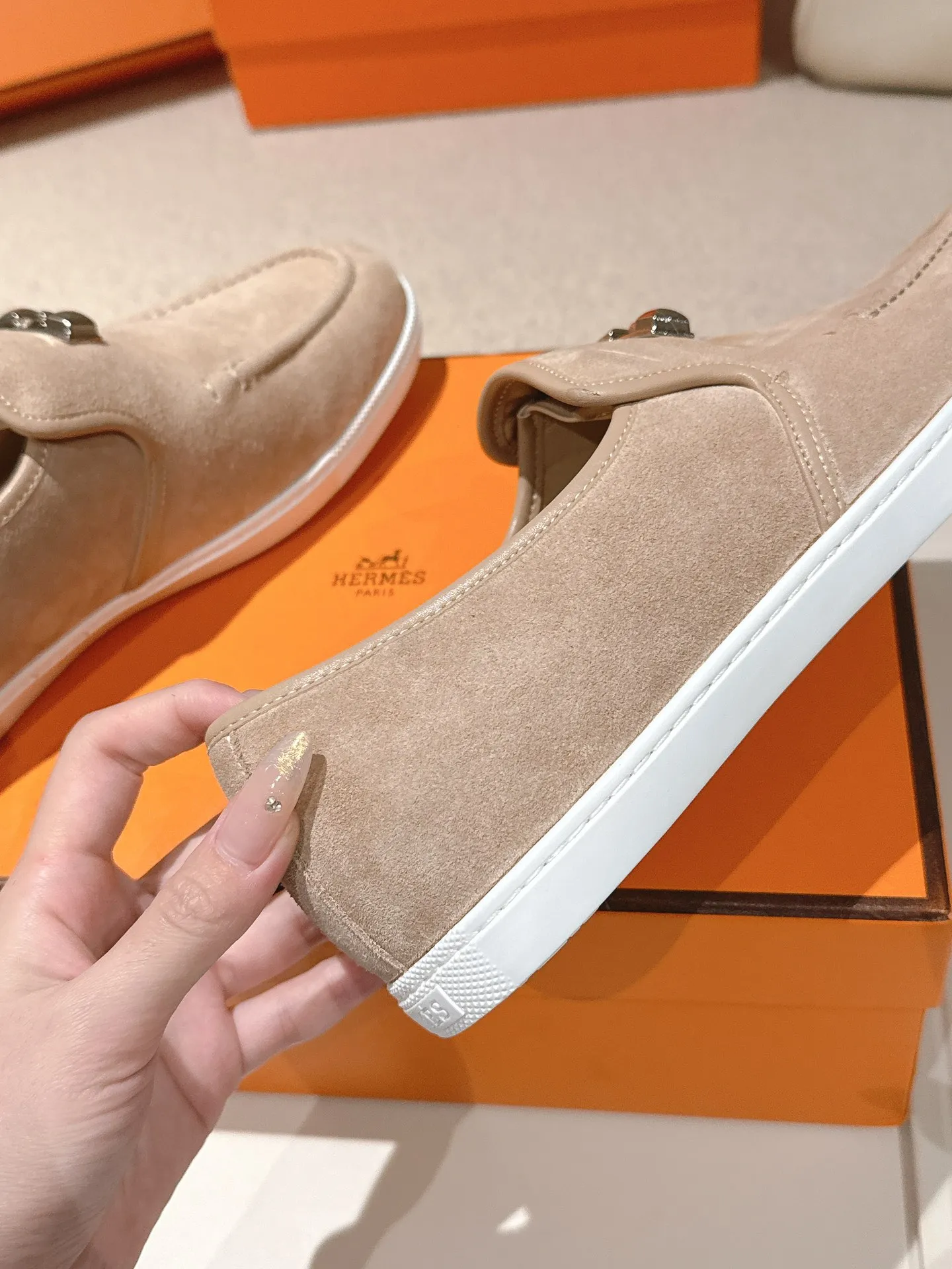 Men's Men's Shoes 600💰 Hermes# Couple Studded Loafers Calfskin and suede goatskin lace-up free sneakers with signature "H" detail. The design is simple and smooth, creating a fashionable urban look. It is comfortable and versatile. H family classics are not outdated, and the delivery counter is exquisitely packaged🛍📦 Fabric: Original customized imported first-layer cowhide/cow down Lining: Imported soft sheepskin Sole: Original open-molded anti-slip TPU material Size: 35-45